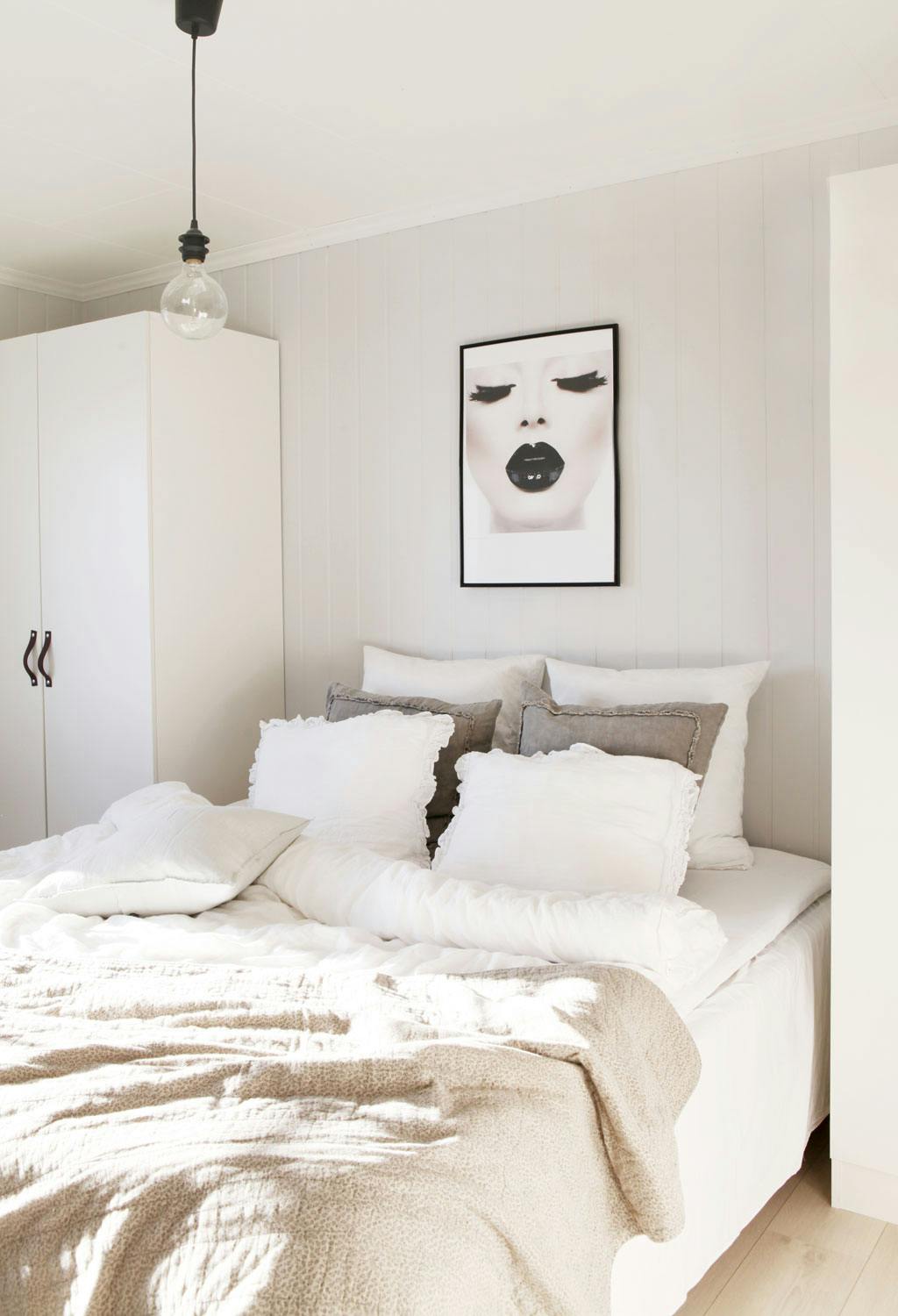 sande 18 Hvitt soverom med svart-hvitt plakat på veggen.